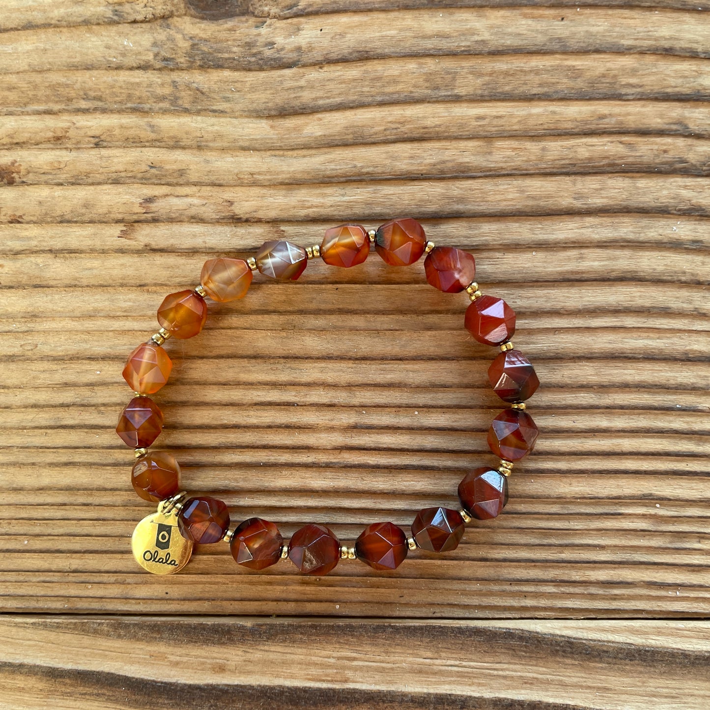 Agate hexagonale teintée et petites billes dorées