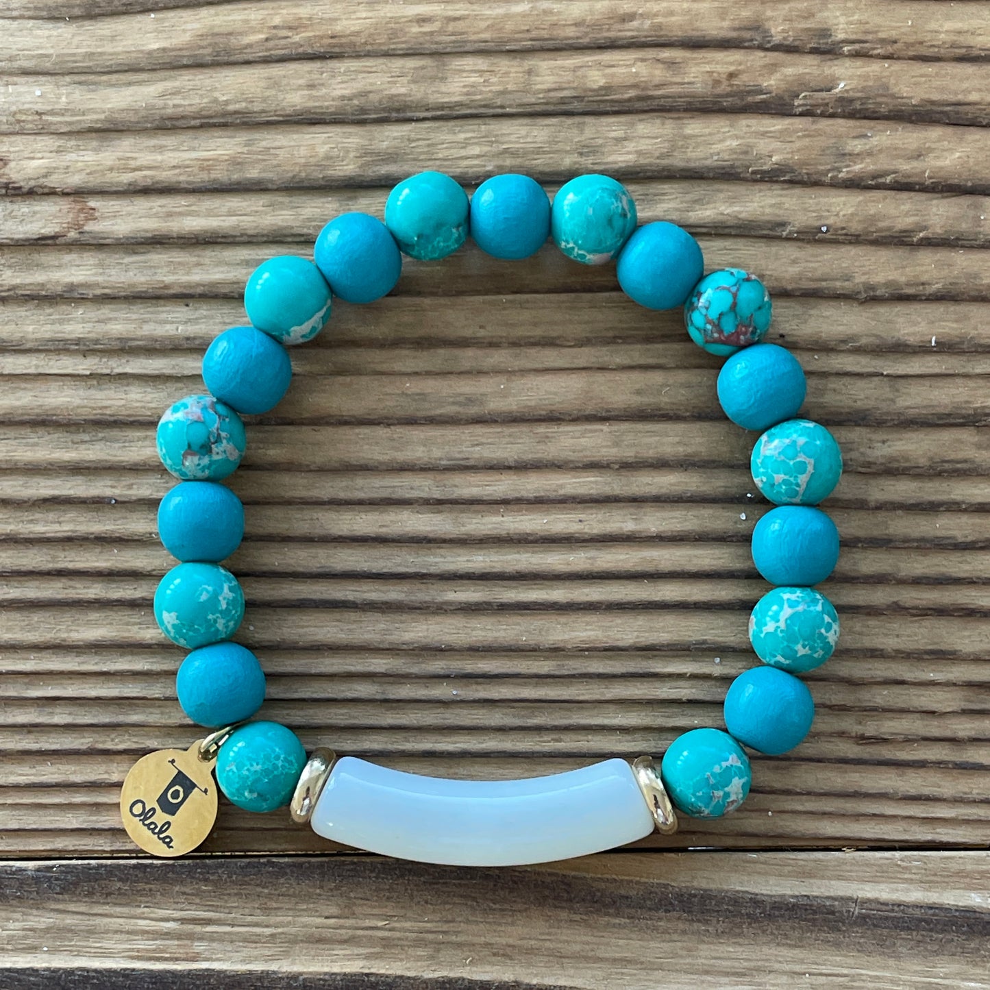 Bracelet élastique en bois et Howlite teintée turquoise