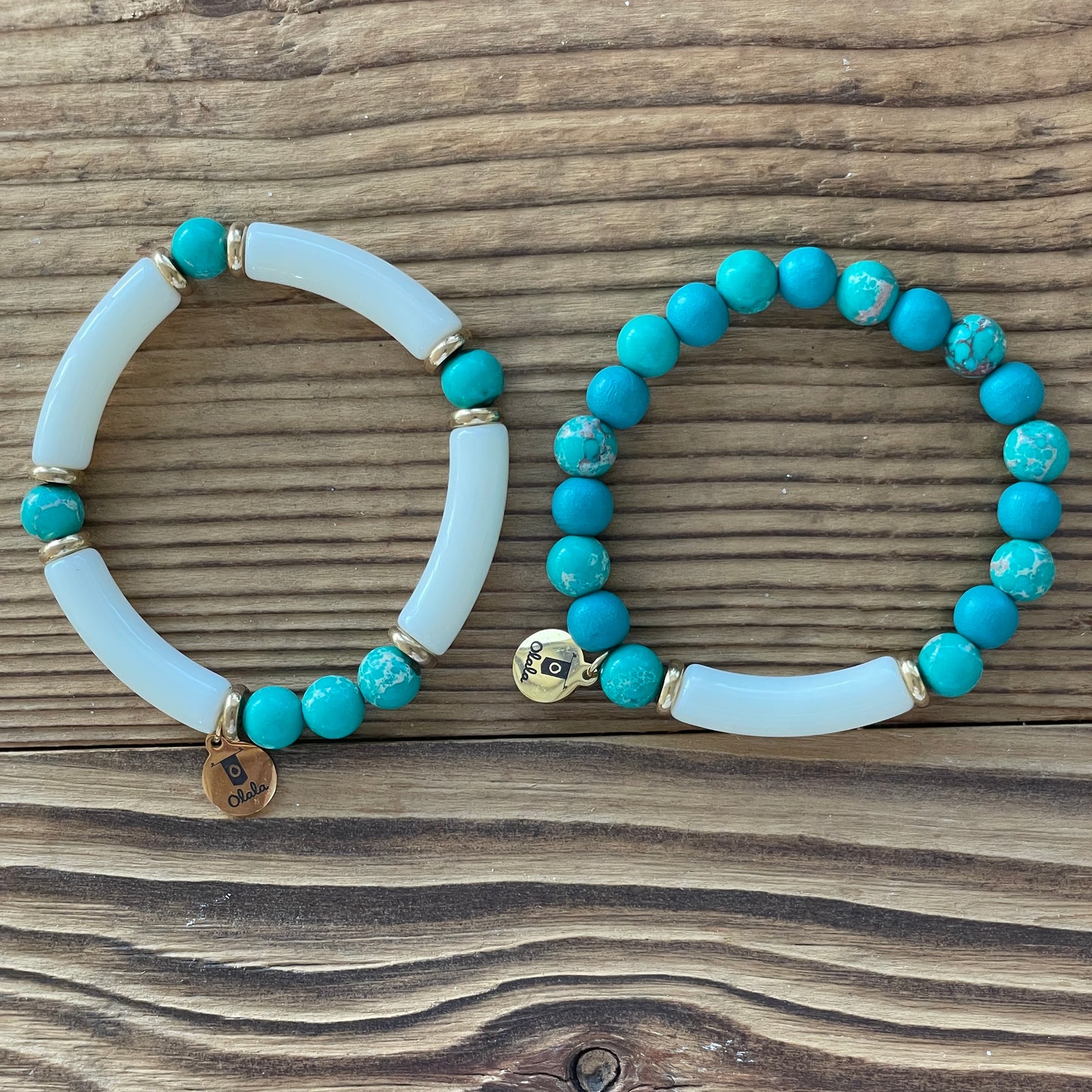 Bracelet tube en acrylique ivoire et perles en Howlite teintées turquoise