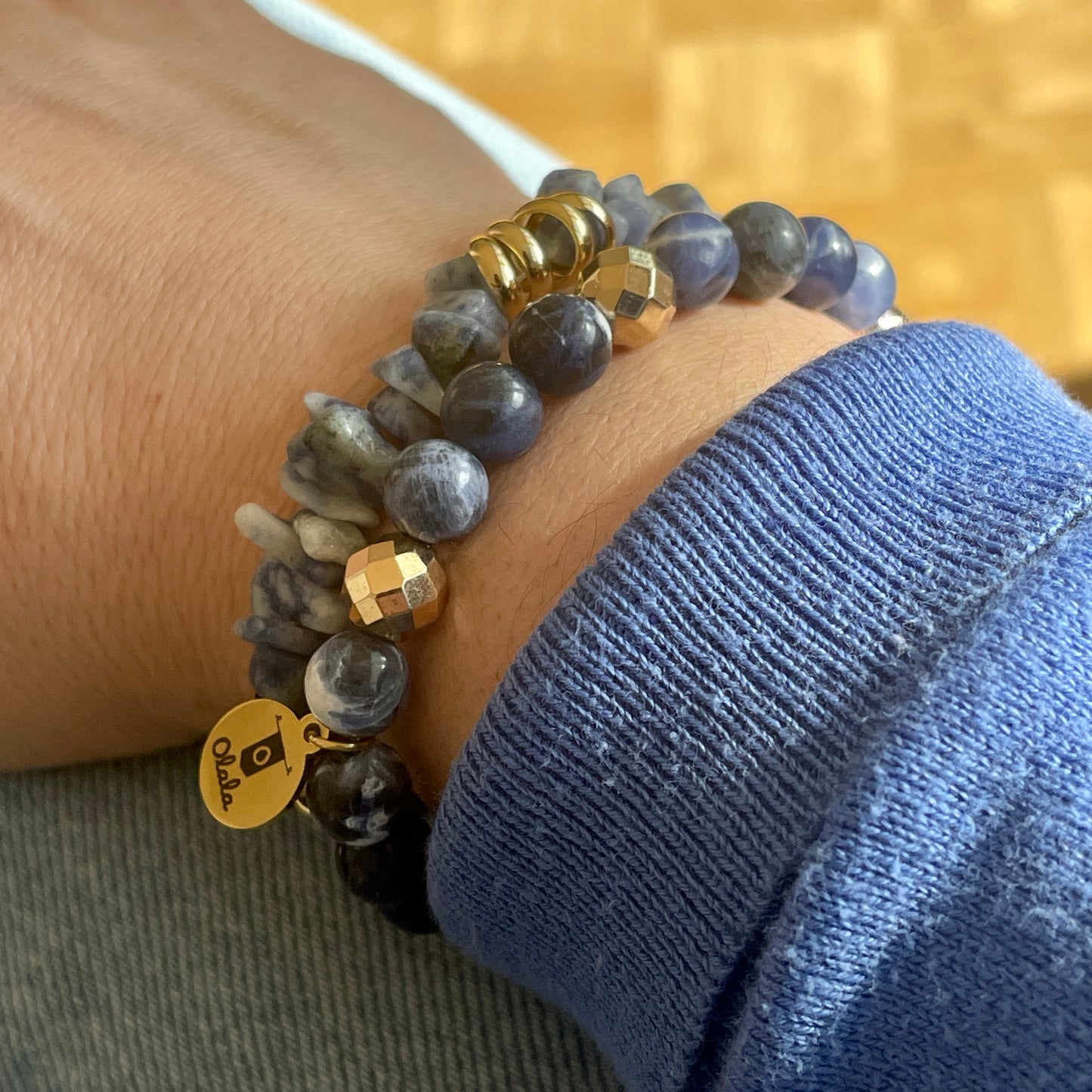 Bracelet en chips de pierre de Sodalite et anneaux dorés