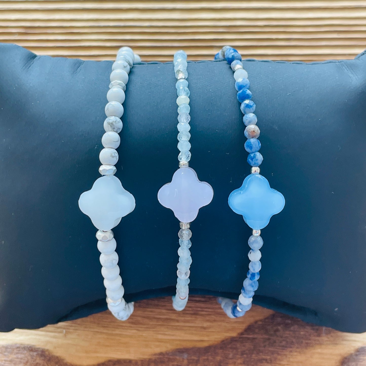 Bracelet fin en Howlite et trèfle en verre