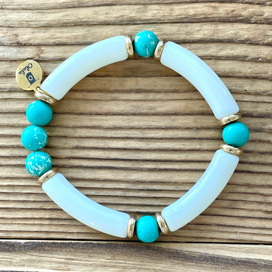 Bracelet tube en acrylique ivoire et perles en Howlite teintées turquoise