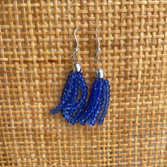 Boucles d'oreille pompon en perles à facettes bleues