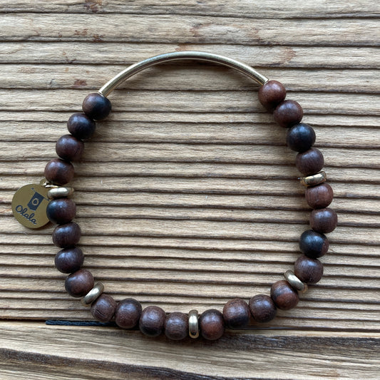 Bracelet perles en bois naturel foncé et d'une tige courbée dorée.