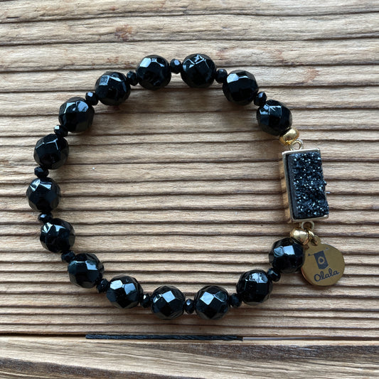Bracelet en perles de bohèmes facettées noir ornées d'une entretoise en Agate